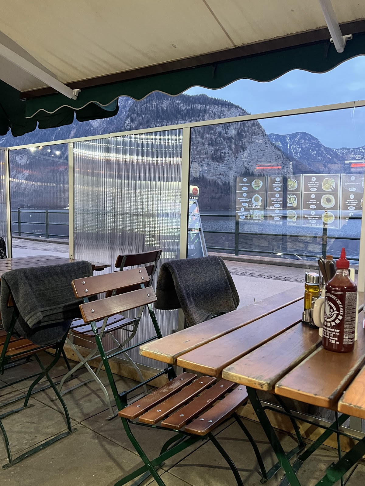 Lake-view seating at Schirmbar Hallstatt